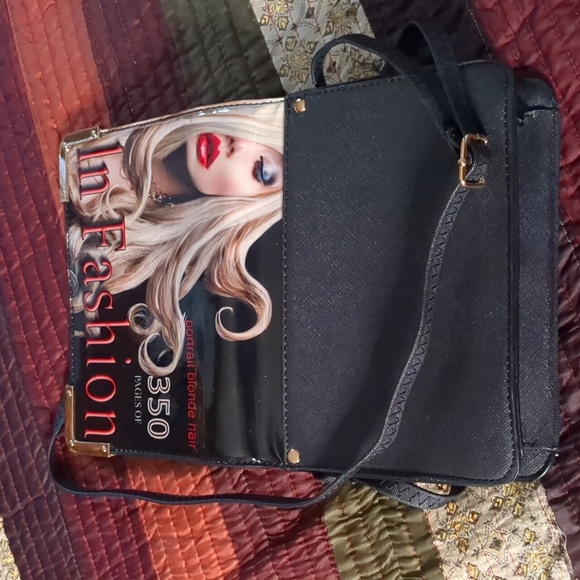 Crossbody/shoulder strap adj. Mid sized bag, w/ with zipper closure, zip pouch - Picture 7 of 11